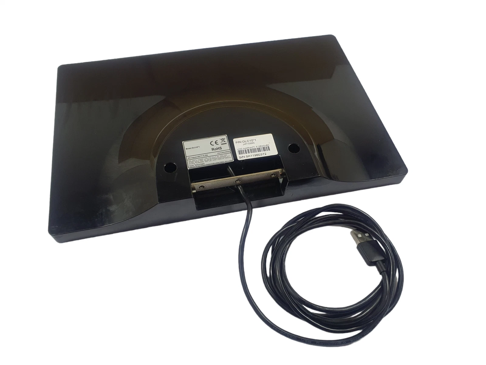 Rückansicht eines schwarzen elektronischen Geräts mit Anschlüssen, USB-Kabel und Modellnummer OLC101. Das Gerät verfügt über eine CE- und RoHS-Zertifizierung für Sicherheit und Qualität.