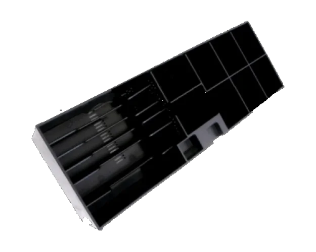 Eine schräge Aufnahme von oben zeigt ein schwarzes Aufbewahrungstablett aus Kunststoff mit mehreren Fächern, ideal für die Organisation kleiner Gegenstände in einer Schublade oder auf einem Regal.