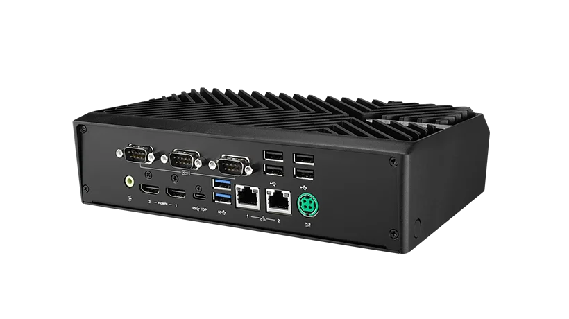 Rückansicht eines lüfterlosen Industrie-PCs mit mehreren Anschlüssen für Konnektivität, darunter USB, Ethernet, HDMI und COM. Robustes und zuverlässiges Design.