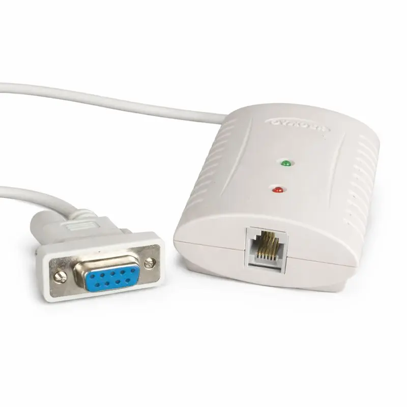 Nahaufnahme eines weißen Seriell-Ethernet-Konverters mit einem seriellen DB9-Anschluss und einem RJ45-Ethernet-Anschluss zum Anschluss serieller Geräte an ein Netzwerk.