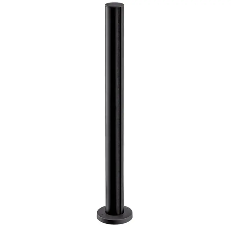 Schlanker, moderner Handtuchhalter in Mattschwarz. Ein minimalistisches Design zum Aufhängen von Handtüchern in einem Badezimmer oder einer Gästetoilette. Badezimmerarmatur im modernen Stil in dunkler Farbe.