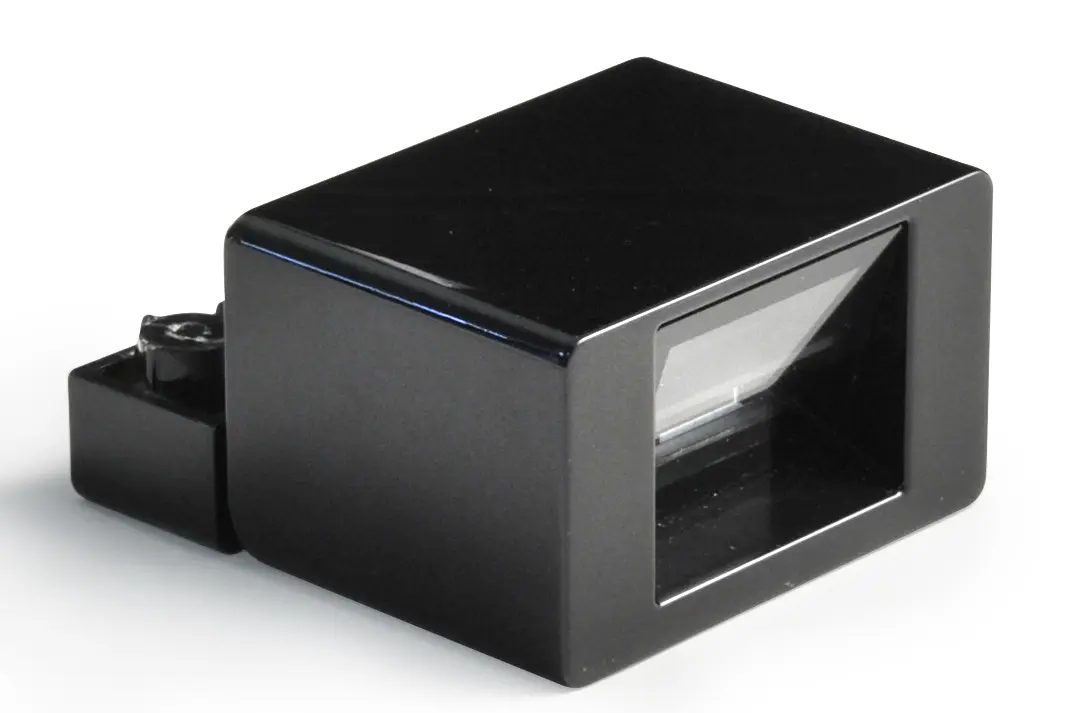 Nahaufnahme eines schwarzen Barcodescanners mit scharfen Kanten und einem durchsichtigen Fenster zum Lesen von Codes. Die glatte Oberfläche reflektiert das Licht und unterstreicht so das Design.