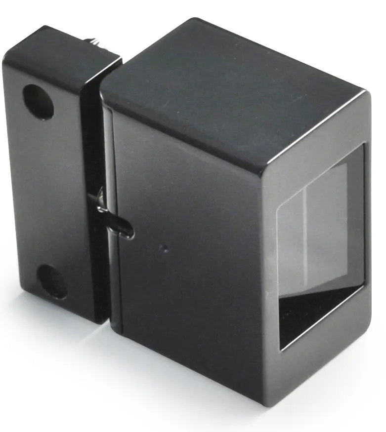 Nahaufnahme eines schwarzen rechteckigen Laser-Abstandssensors mit Montagehalterung, konzipiert für industrielle Automatisierung, Robotik oder Präzisionsmessanwendungen. Designdetails anzeigen.