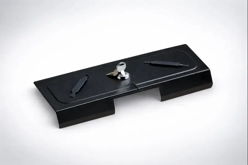 Bild einer schwarzen abschließbaren Konsolenbox für die Fahrzeugaufbewahrung, mit Schlüssel, Schloss und Ablagefach für zusätzliche Sicherheit und Organisation.