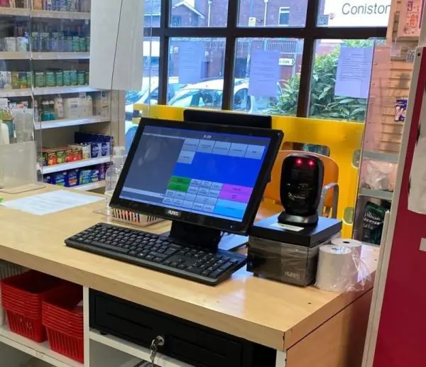 Apothekenkasse mit Kassensystem mit Touchscreen, Tastatur, Belegdrucker und Barcodescanner für nahtlose Transaktionen.