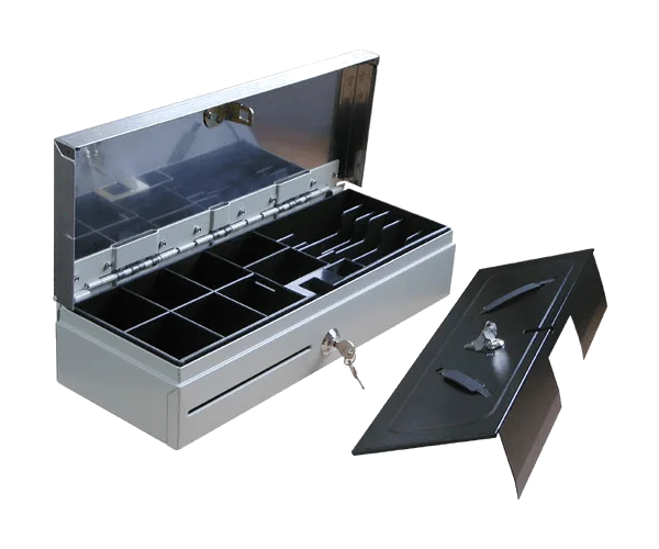 Offene Registrierkasse aus Metall mit mehreren Fächern für Geld und einem Schlüssel, der am Schließmechanismus hängt, als Darstellung einer sicheren Verkaufsstelle im Einzelhandel.