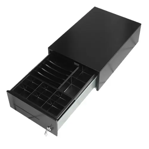 Nahaufnahme einer offenen schwarzen Kassenschublade mit einzelnen Fächern für Scheine und Münzen, die für Kassensysteme und Einzelhandelsumgebungen unverzichtbar sind.